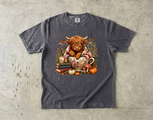 Highland Cow Reading -Comfort Colors T-shirt